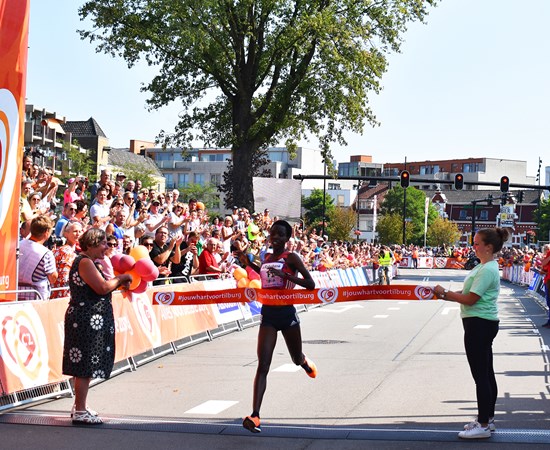Keniaanse Agnes Tirop sensationele winnares Rabobank Tilburg Ladies Run 10 km en loopt beste wereldjaarprestatie